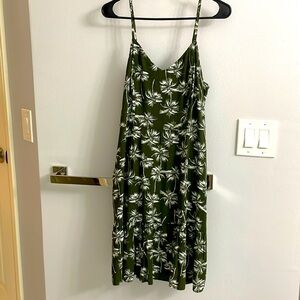 Super flattering , Pretty green palm print dress